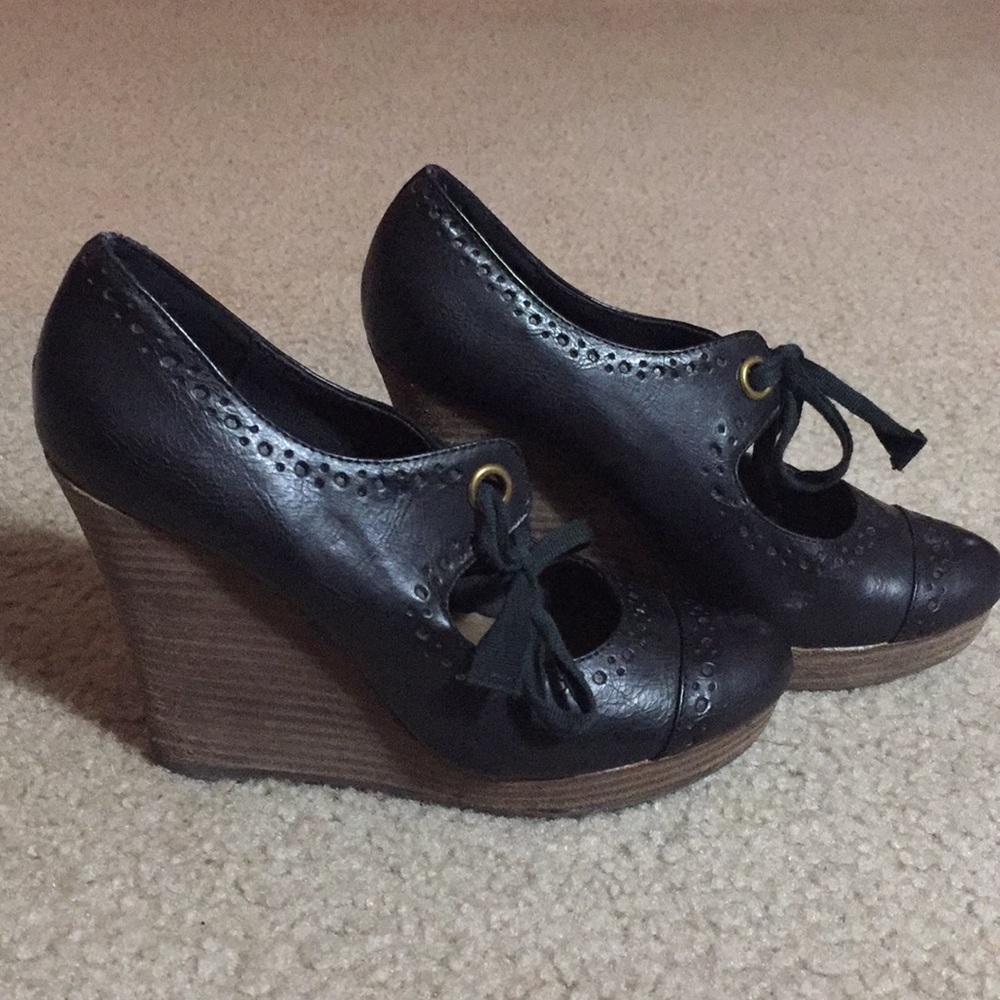 Restricted Mary Jane wedge heels in black size 7.5
